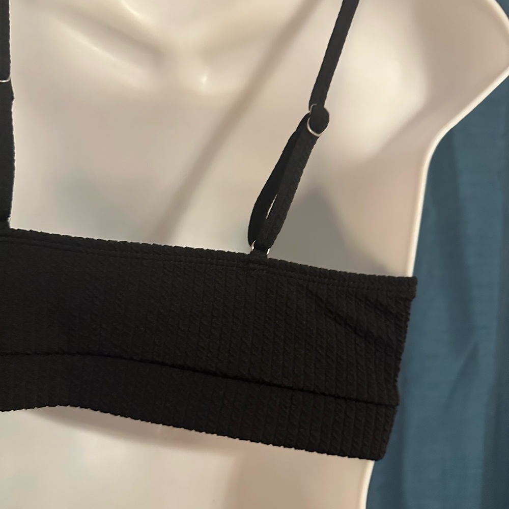 Sleek Black Bikini Set with Sporty Crop Top - Picture 3 of 5